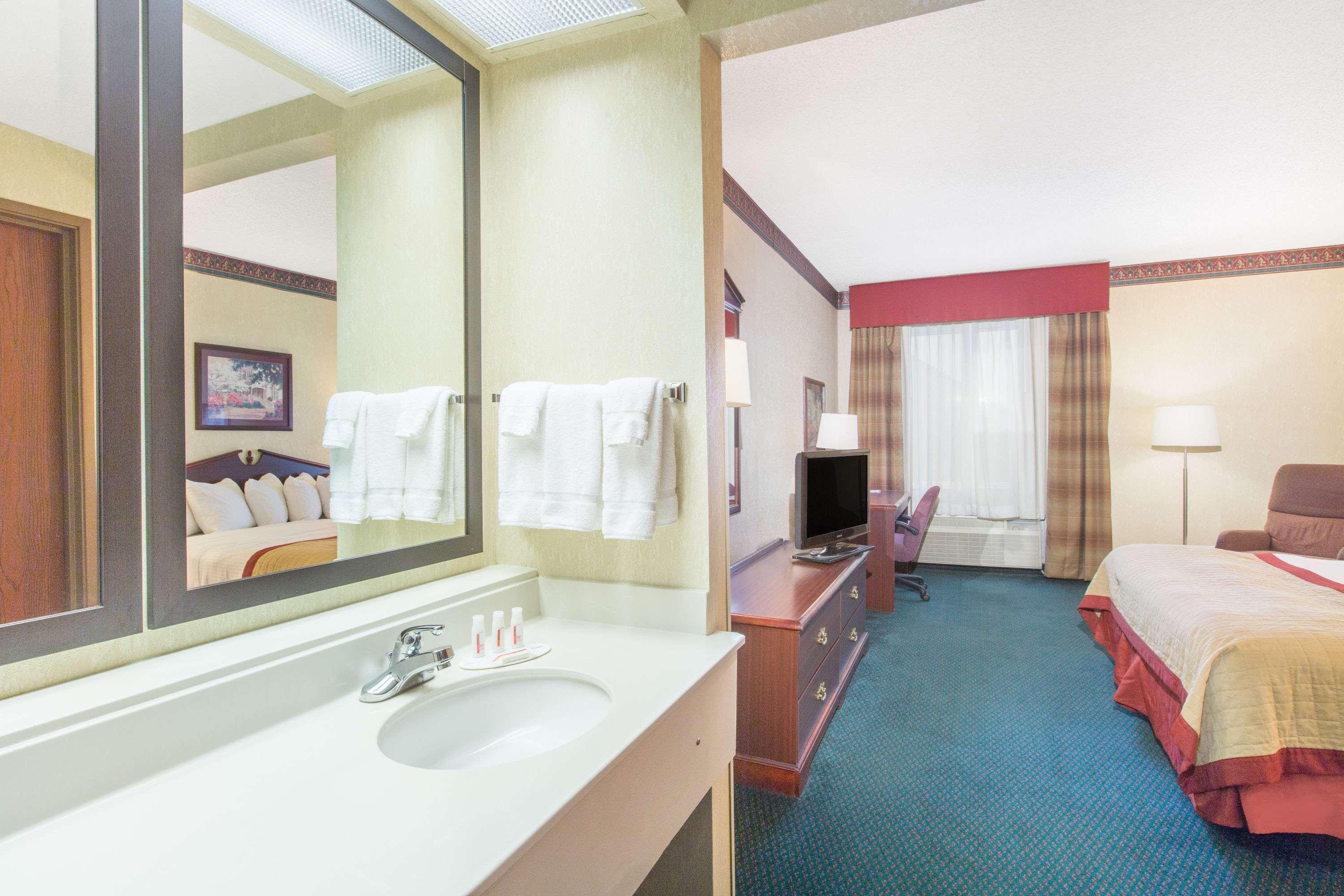 Hotel Baymont By Wyndham Jonesboro Exterior foto